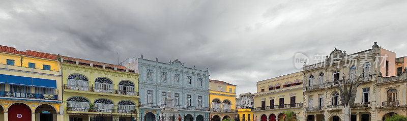 vieja广场周围的房屋-老广场，从左到右:Conde de lombilo - la Navarra-Conde de Canongo-Hermanas Cardenas-Santo Angel-Romagosa。哈瓦那,古巴,050